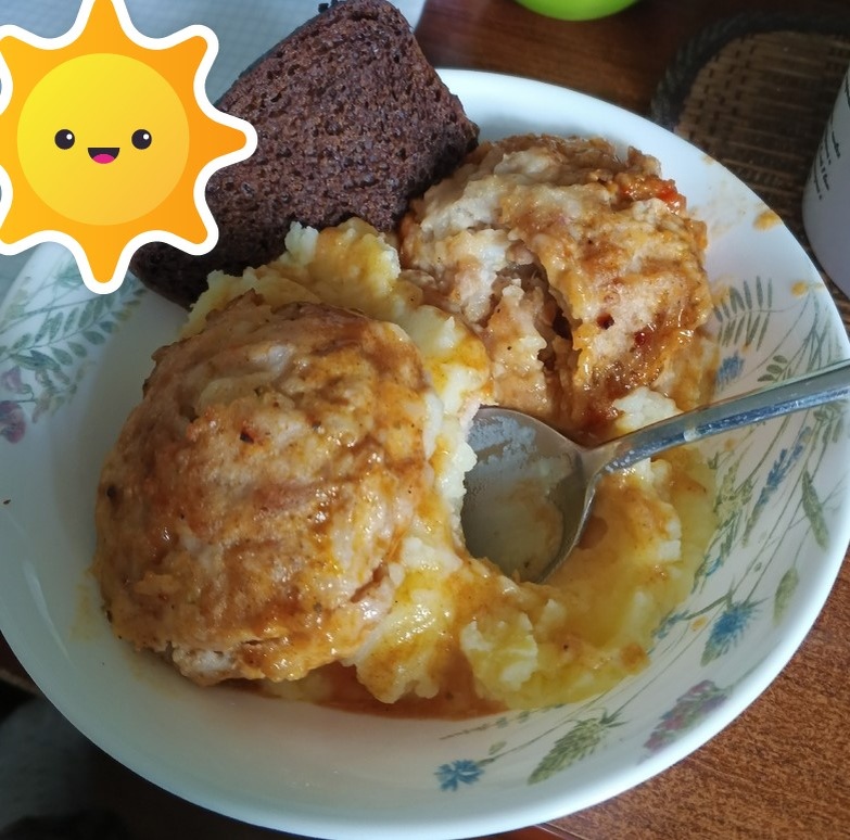 Тефтелька с пюрешкой. Солнышко прикрывает не лишнее фкусни, а список дедушкиных таблеток, сохраняет тайну)