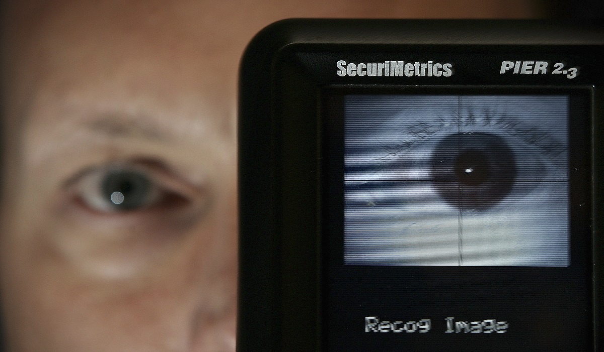 Peter Macdiarmid / Getty Images📷Для оплаты нужно посмотреть в камеру, которая распознает изображение лица и сопоставляет его с уникальным номером, привязанным к биометрическим данным