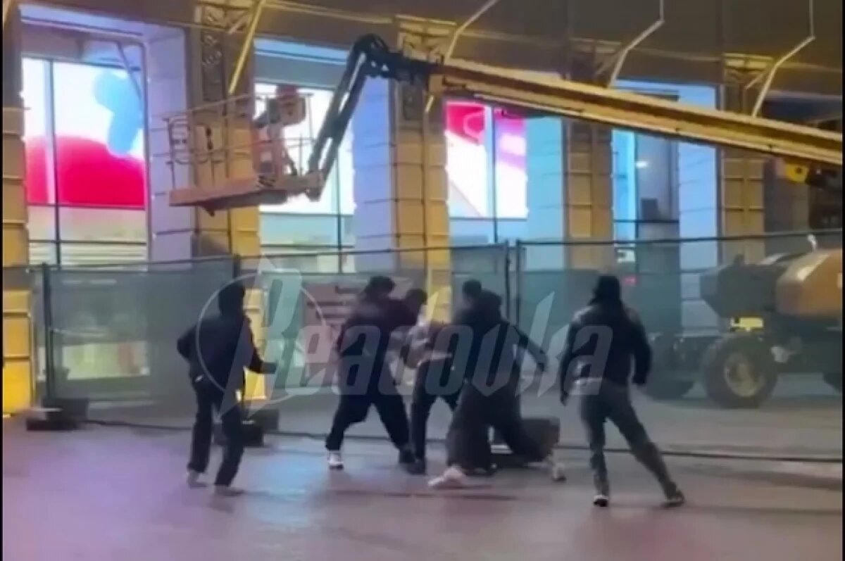    Уроженцы Чечни и Таджикистана устроили массовую драку в центре Петербурга