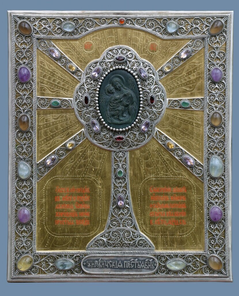 Жировичская икона очень маленькая, поэтому ее обрамляет большой сложный оклад