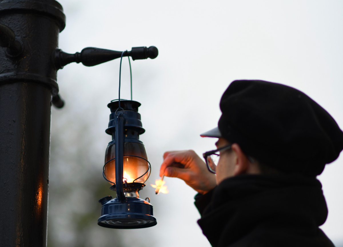 Костромской фонарщик зажигает настоящий керосиновый фонарь