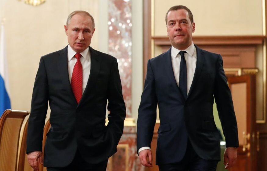    «Зайдите ко мне»: Путин вызвал Медведева на отдельный разговор