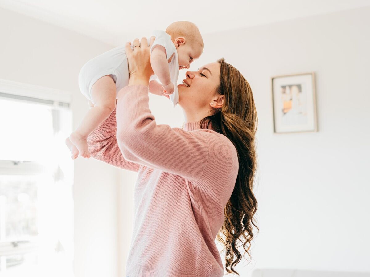    Женщина с грудным ребенком © iStock.com / Moyo Studio