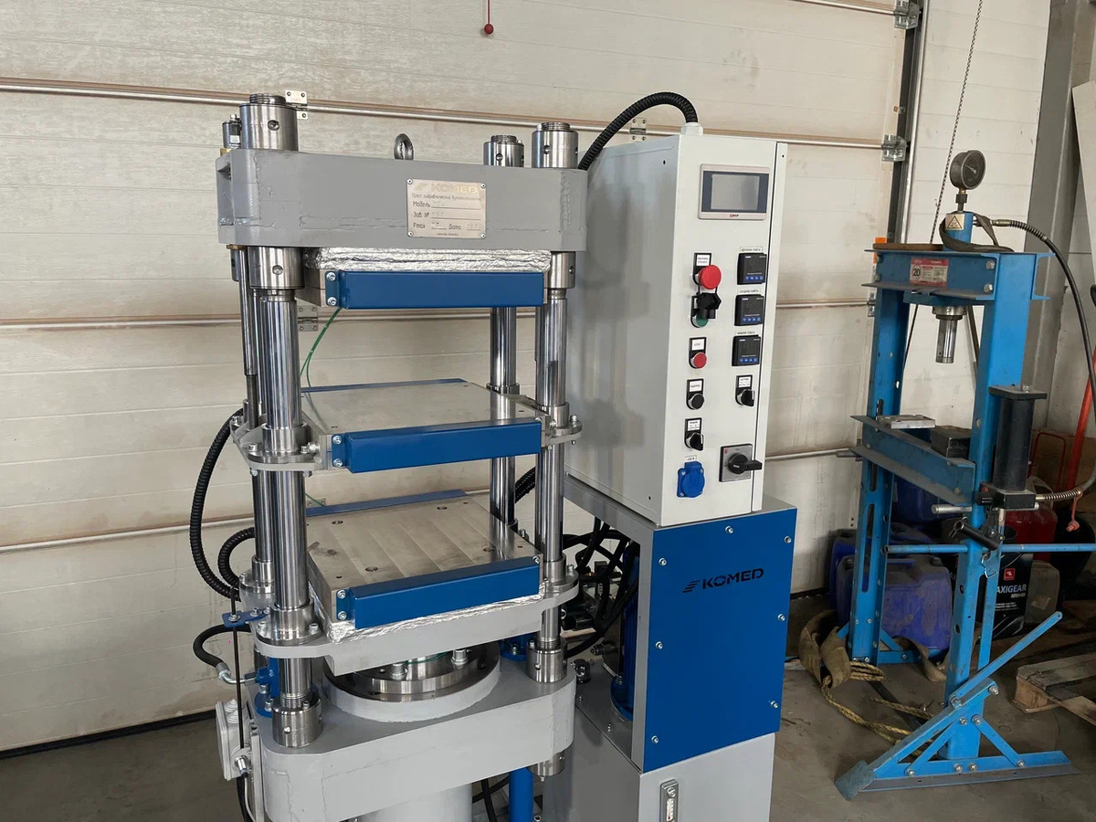 Пресс оснащён сенсорной панелью управления. Оборудование может управляться в ручном и автоматическом режимах.