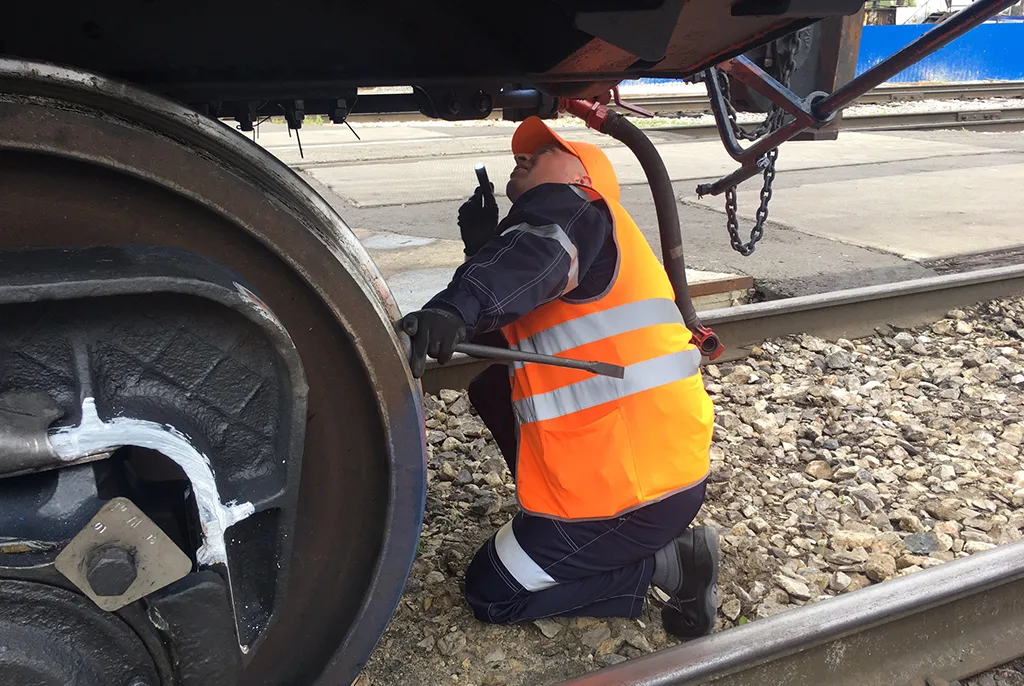 Осмотрщик вагонов. Источник фото: https://www.shtampik.com/photo/deystviya-osmotrshika/