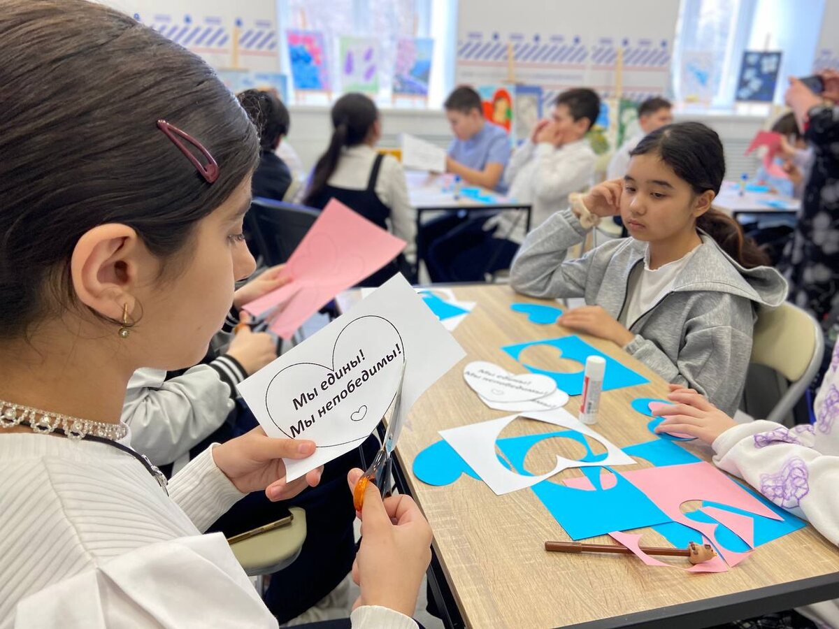    В День воссоединения с Крымом оренбургские школьники приняли участие в мастер-классе Марина Шарт