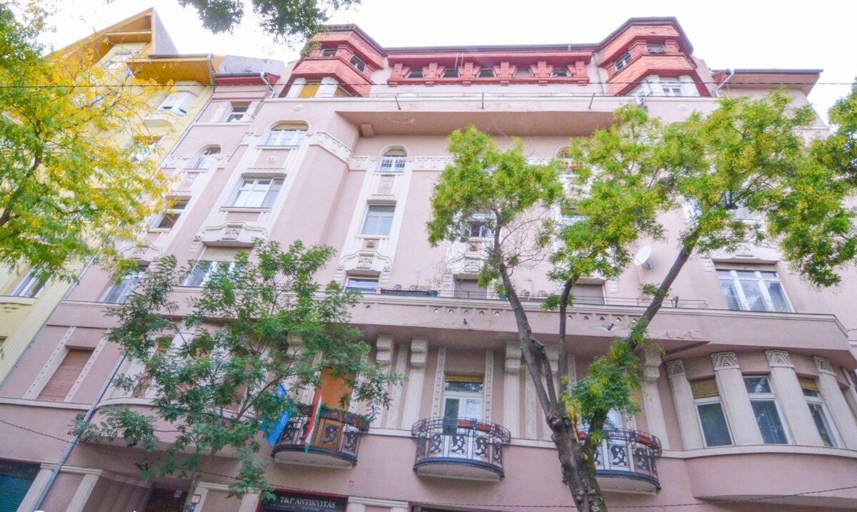 Дом № 24-26 на бывшей улице Непхадшерег - ныне улица Falk Miksa.