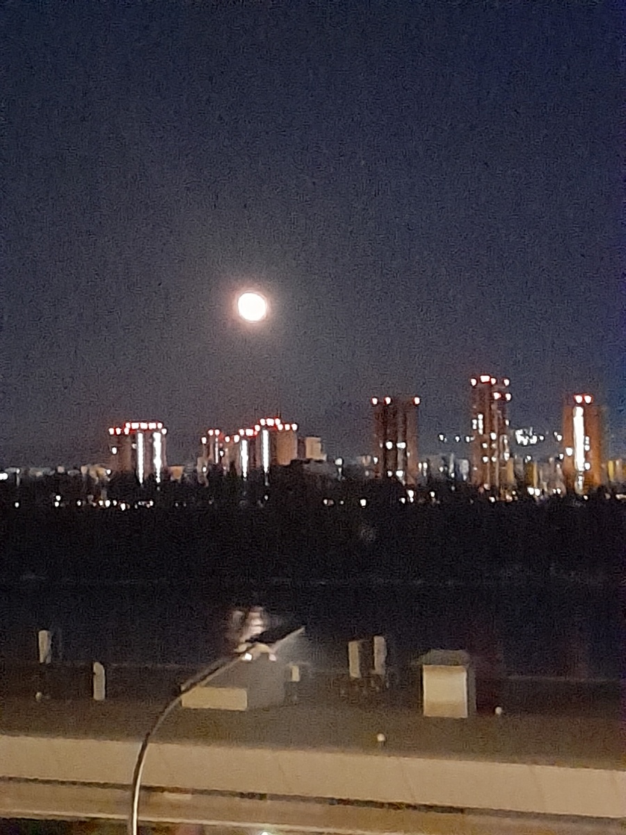 Фото автора. Недавнее полнолуние