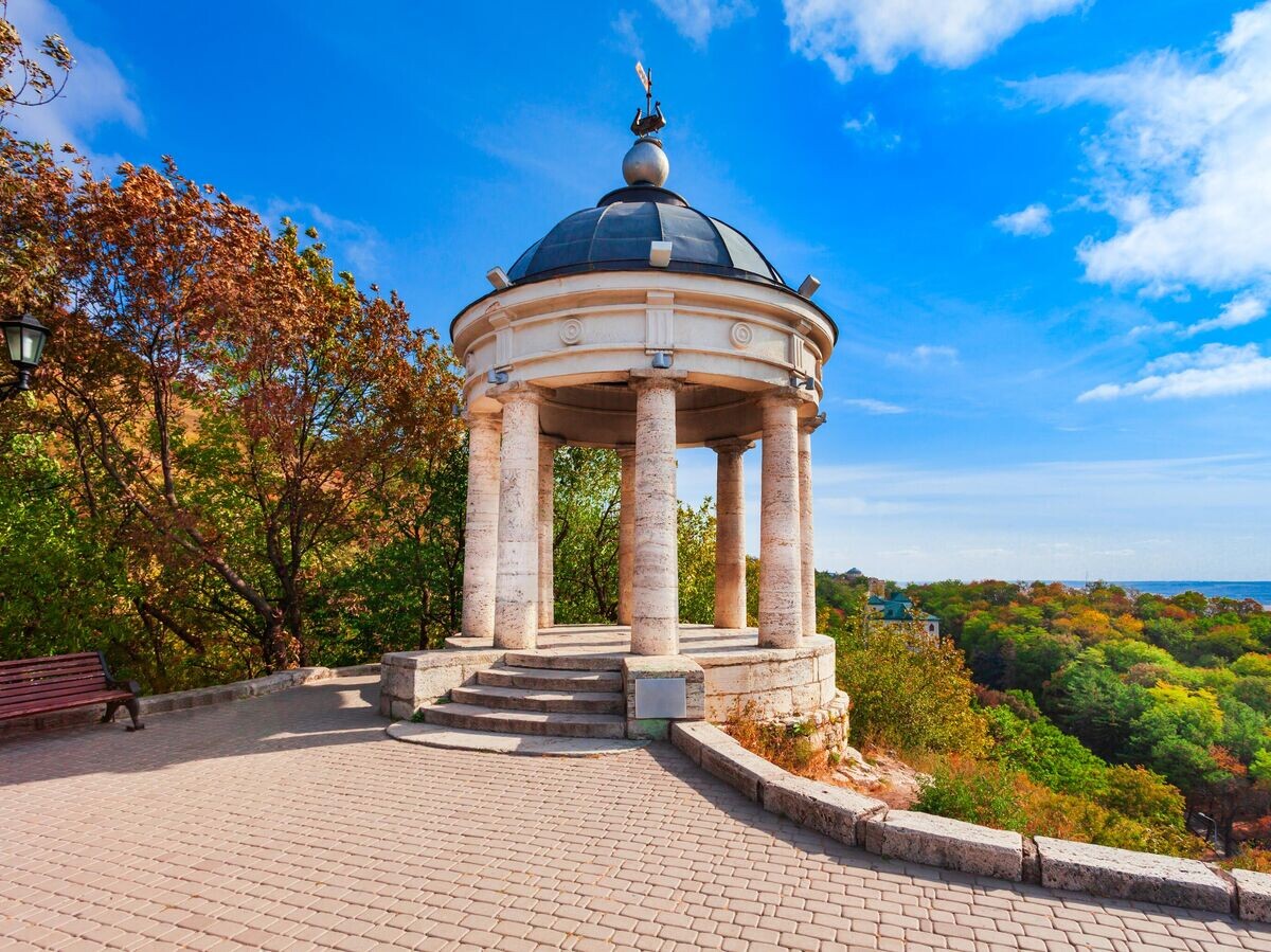    Беседка "Эолова Арфа" в Пятигорске© iStock.com / saiko3p