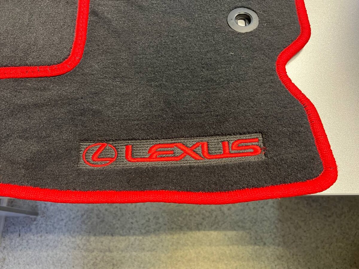 Коврик из материала эксклюзив серый, окантовка и вышивка красным.