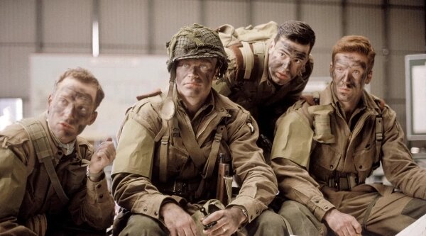Военные сериалы, которые стоит посмотреть в 2025 году. Кадр из фильма «Братья по оружию», режиссёр Дэвид Фрэнкел, сценарист Эрик Борк / Kinopoisk