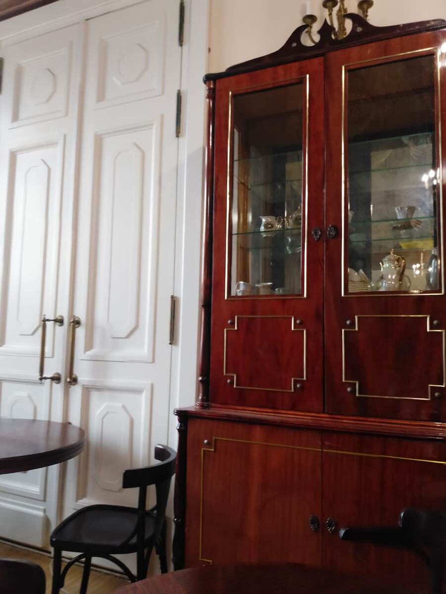Буфет и сервиз на полке. 