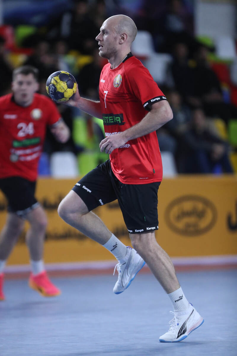    С мячом Артём Кулак