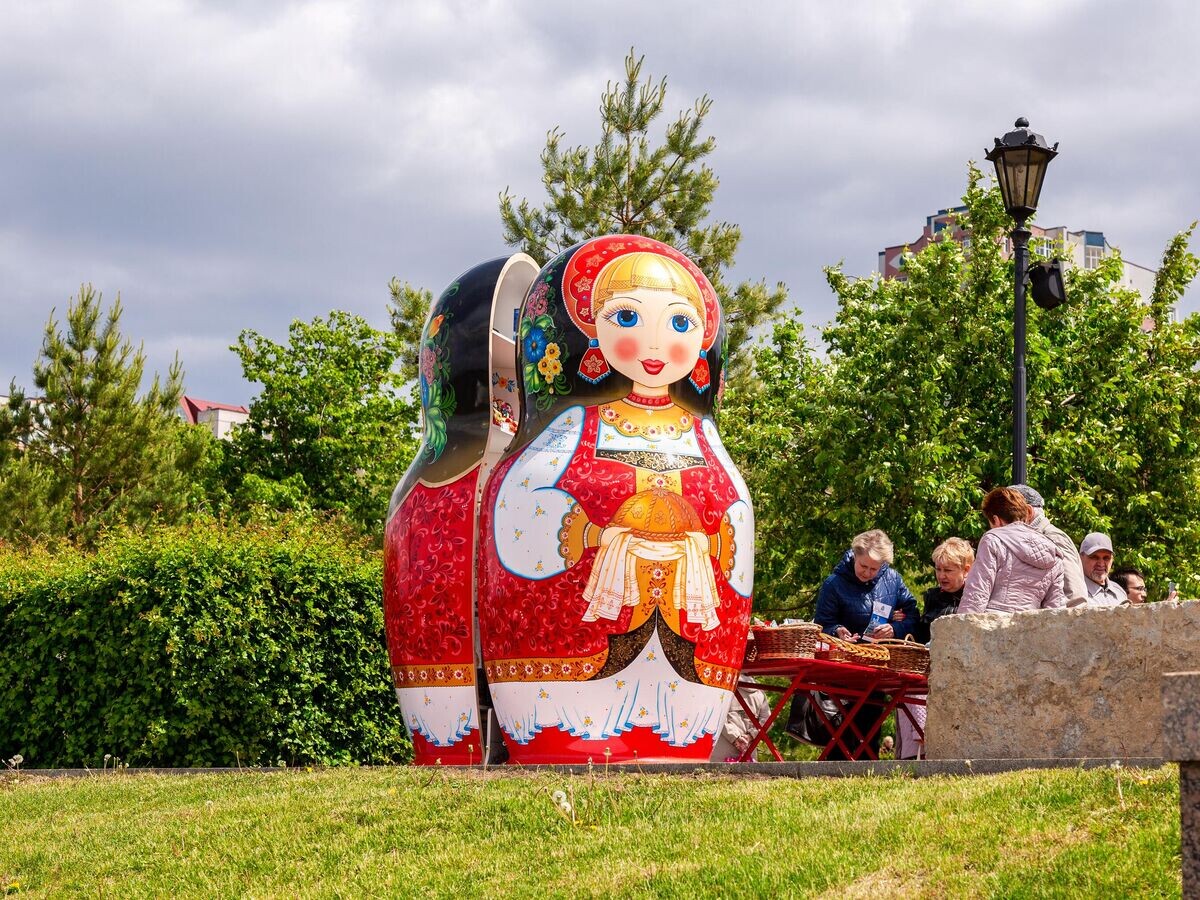    Продажа сувенирной продукции на набережной в Самаре © iStock.com / blinow61