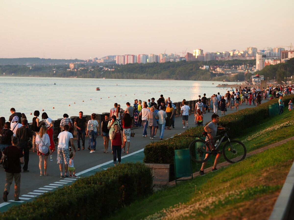    Отдыхающие гуляют по набережной в Самаре© РИА Новости / Виталий Тимкив