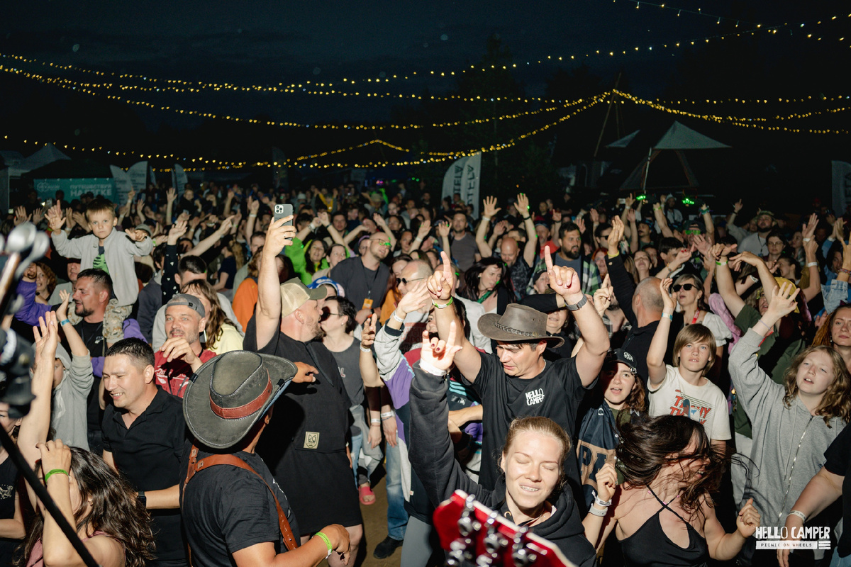 Как же без концерта, как же без выплеска эмоций и пения.