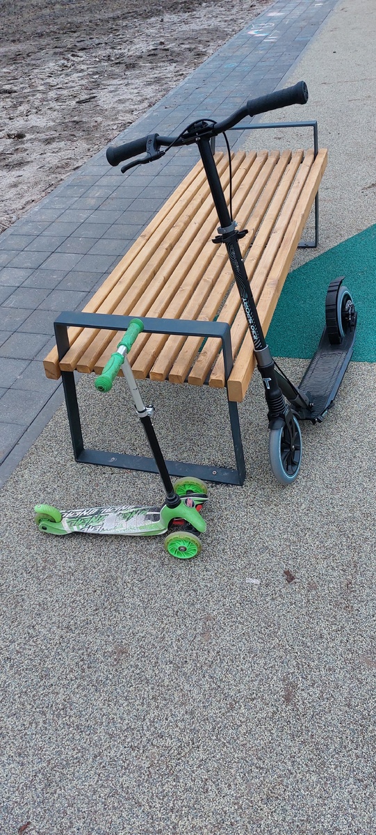 Утомленные ездой самокатики на привале🤣