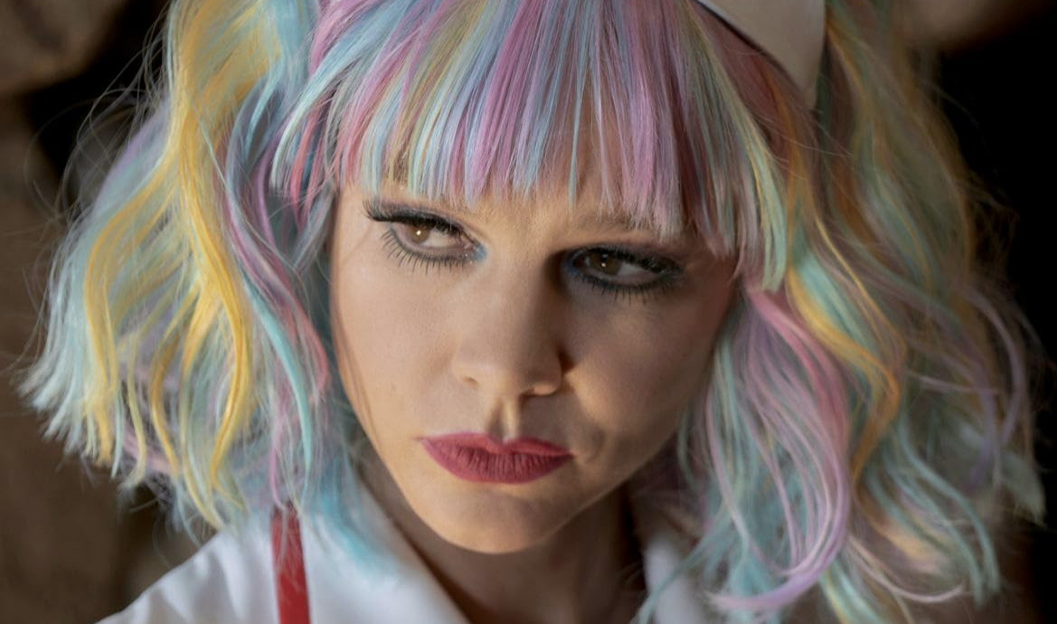 Кадр из фильма «Девушка, подающая надежды» (2020)