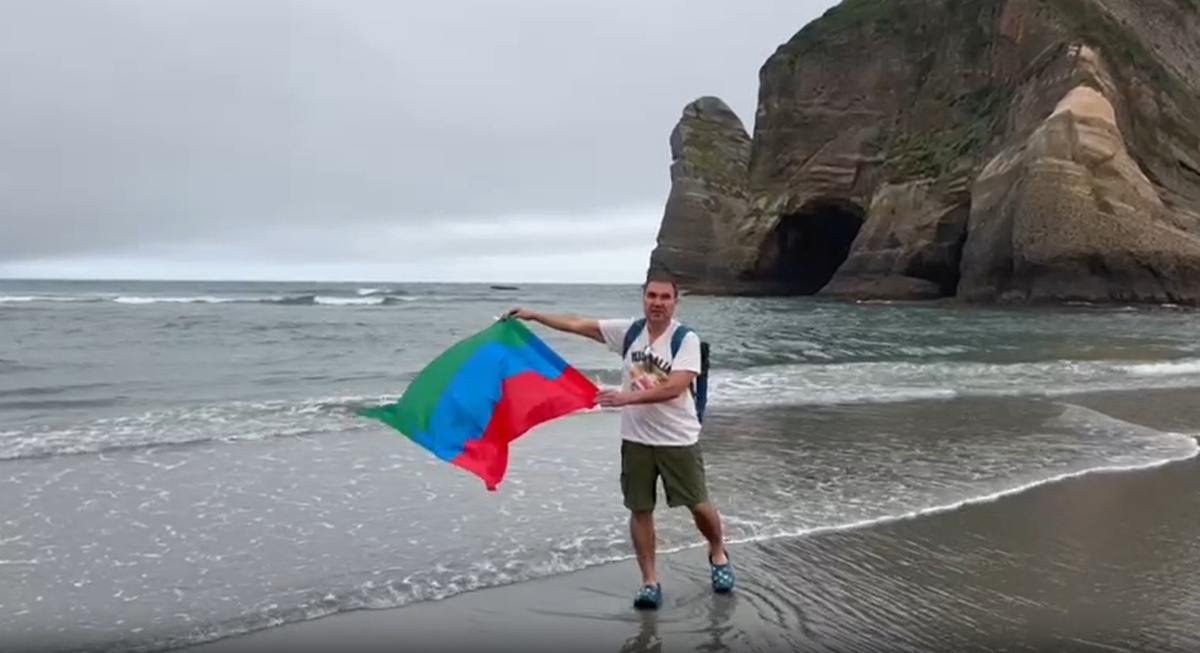    Флаг Карелии впервые развевается в Южном полушарии. Фото: Алексей Пименов