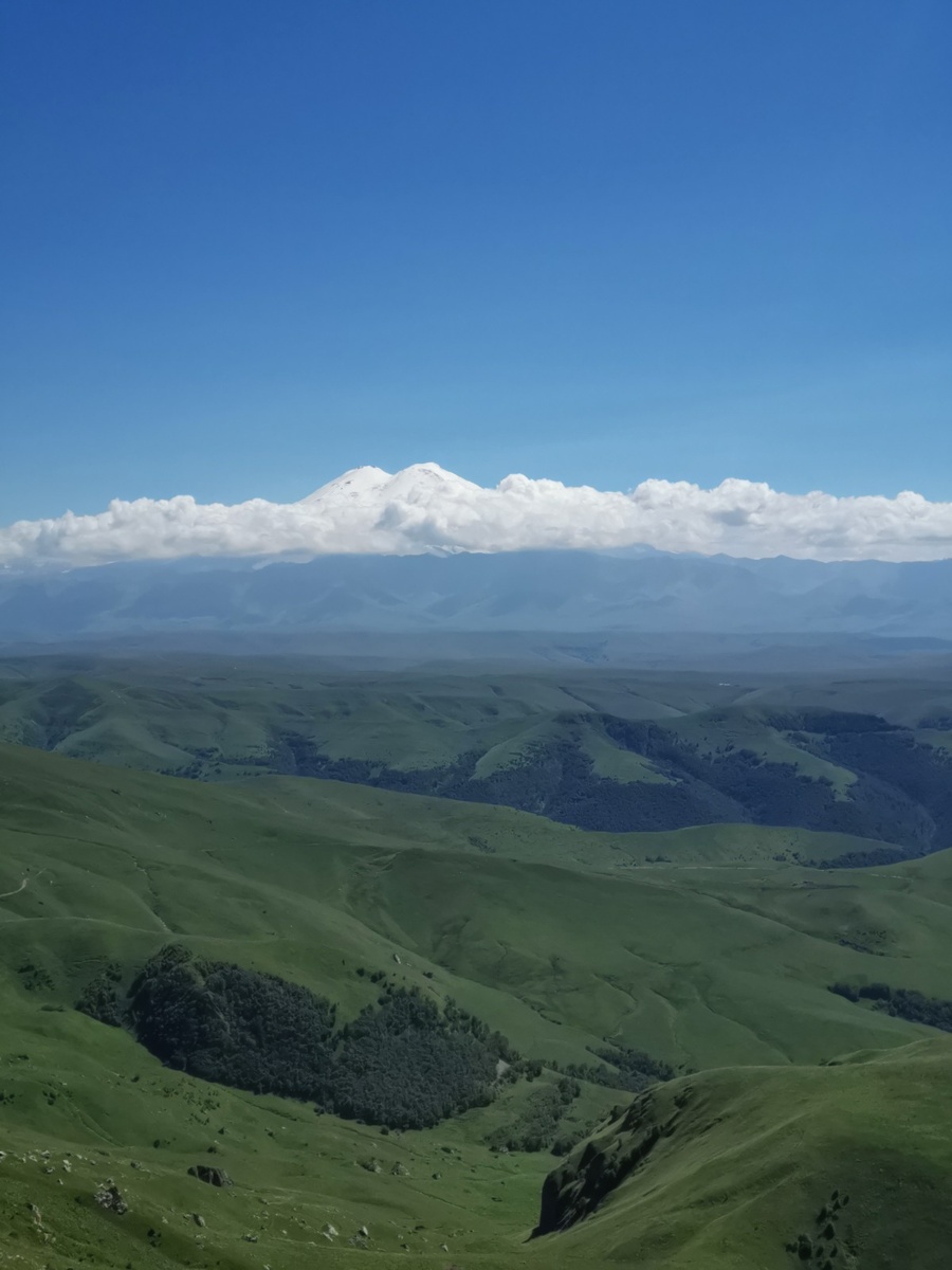 Вид на Эльбрус с плато Бермамыт.