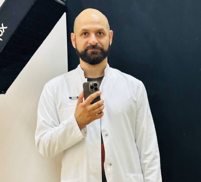 На фото пластический хирург Ваагн Азизян