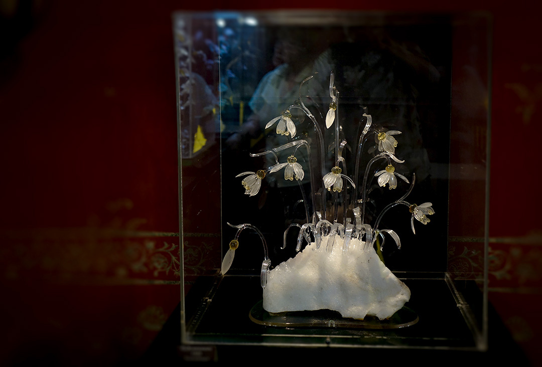 Стеклянные "Подснежники" Алексея Зеля в экспозиции Егорьевского музея