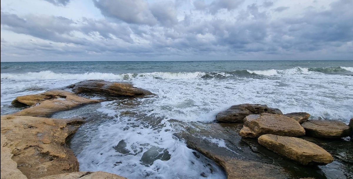 Пляж в скалах в Равде
