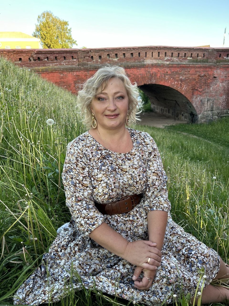 "ОНА"
ОНА В СУДЬБУ МОЮ ВОРВАЛАСЬ..
ОНА ВОШЛА НЕ ПРОСТО ТАК ПРИШЛА НА МИГ, Я ПОПРОСИЛ. 
ЧТОБ НА ВСЕГДА ОСТАЛАСЬ. 
МНЕ БЕЗ НЕЁ ТЕПЕРЬ  НИ КАК.
ЕЁ ЛЮБОВЬ СО МНОЙ ПО ВСЮДУ. 
ЗА МНОЮ ХОДИТ ПО ПЯТАМ...
ОНА КАК СКАЗКА,И ОНА КАК ЧУДО
ОНА ДОРОГА,К СЧАСТЬЮ НАМ!!!
  2017г.
Андрей Храмов  
#про_любовь #сказка #она #дорога_к_счастью                                                                                            