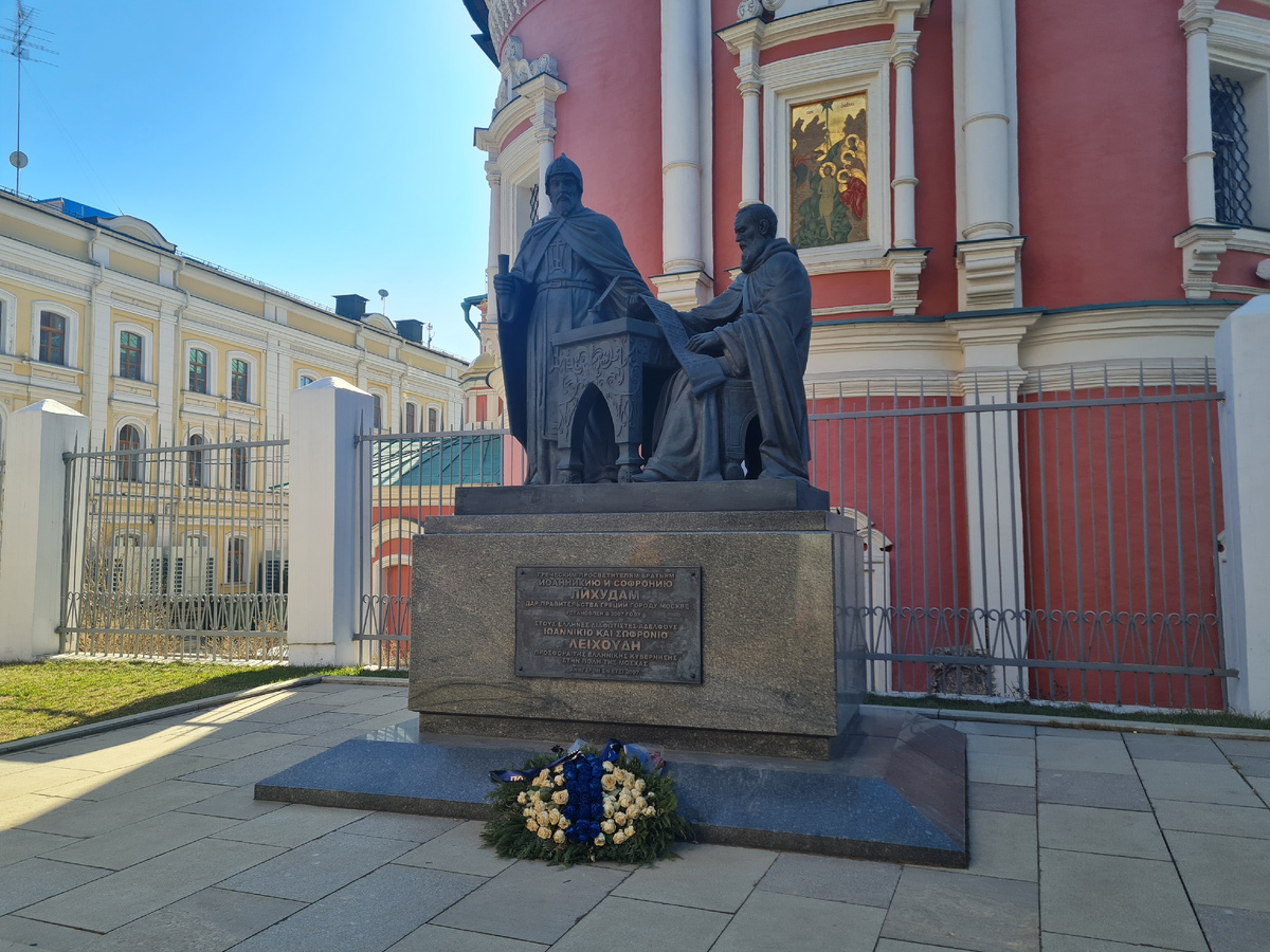 Памятник братьям Лихудам, скульптор В. Клыков, 2007 год