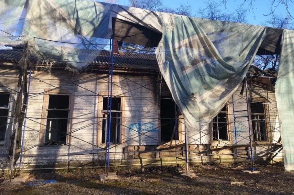    В центре Твери обнажился уродливый развалившийся барак