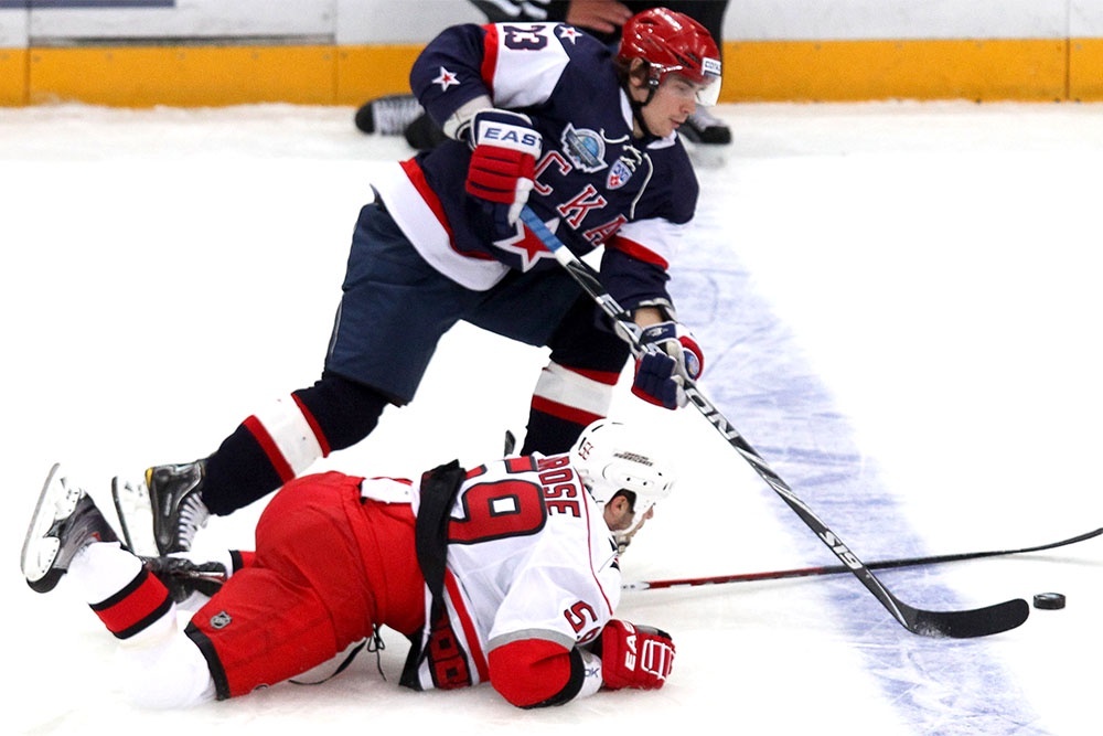    У СКА уже есть опыт игры с клубом НХЛ: в 2010 году питерские армейцы на своем льду обыграли "Каролину" - 5:3. / REUTERS