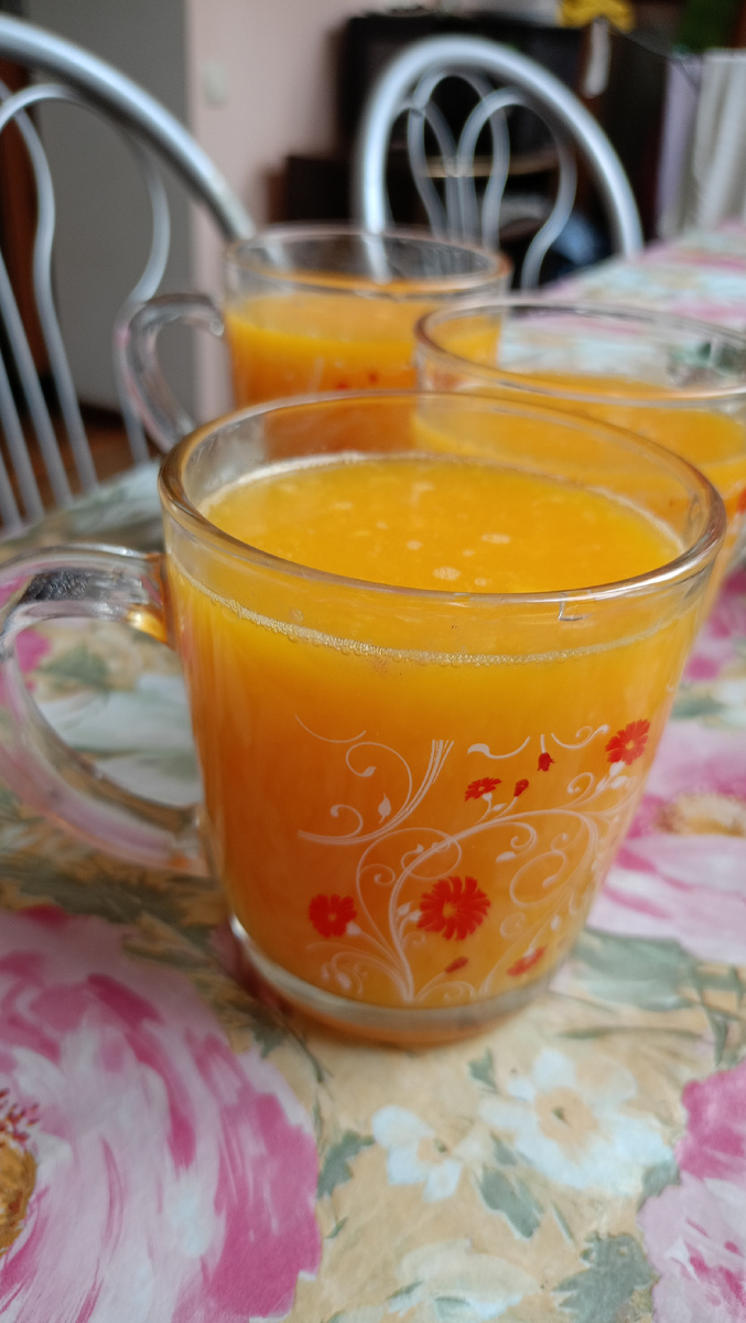 Особенно в пасмурный день приятно выпить такой солнечный напиток👏. А вкусно то как ! Спасибо Лене-она выжимала сок💕