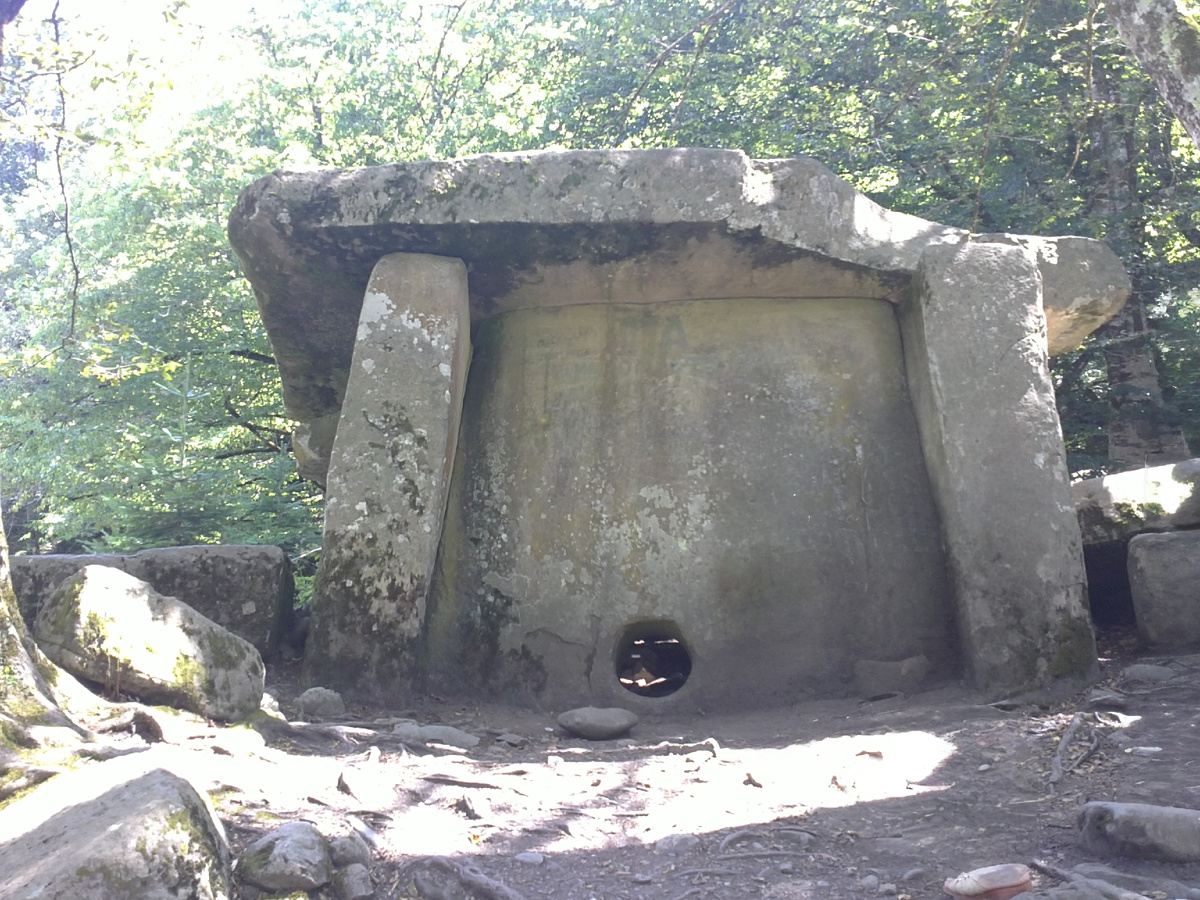 Дольмен в п. Гузерипль Республика Адыгея. Фото автора. 