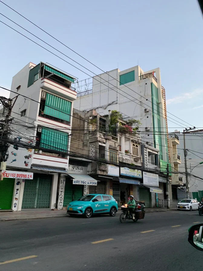 Если вы закажете такси машину, то есть вероятность, что приедет тиффани-кар (винфаст электрокар). Август, 2024.