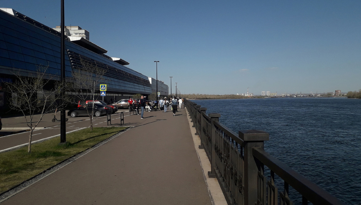 Красноярск, Енисей, центр города, левобережная набережная в районе Речного вокзала. Фото автора.