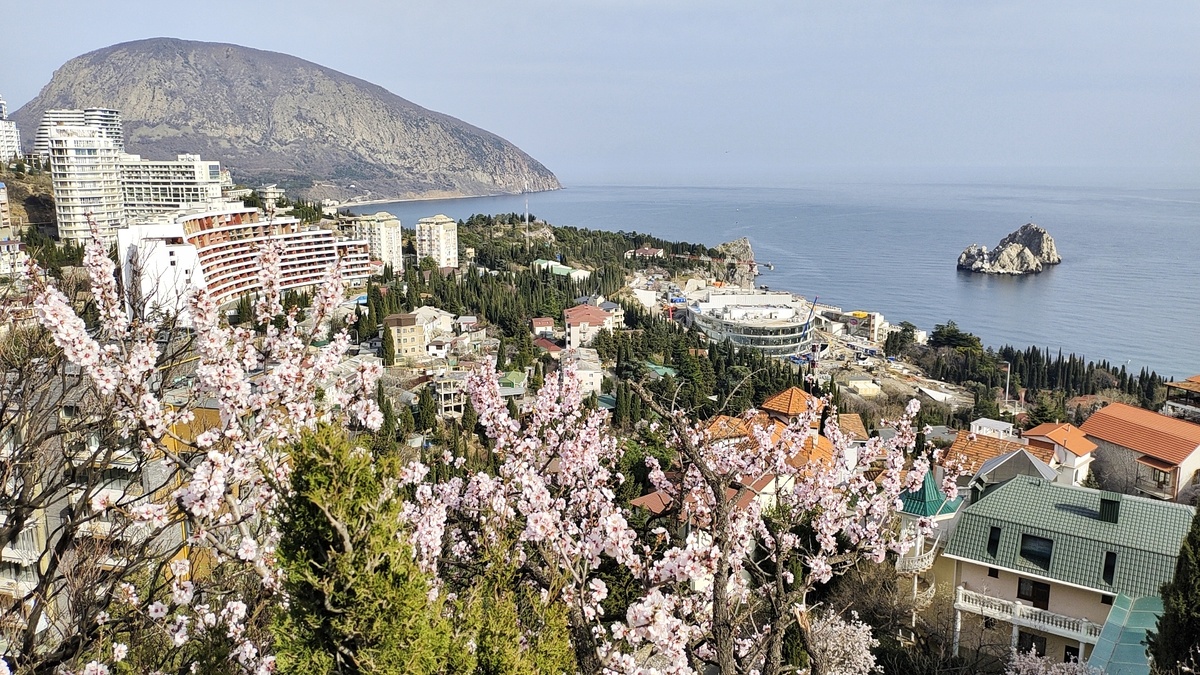 Аю-Даг и Адалары с горы Болгатуры 