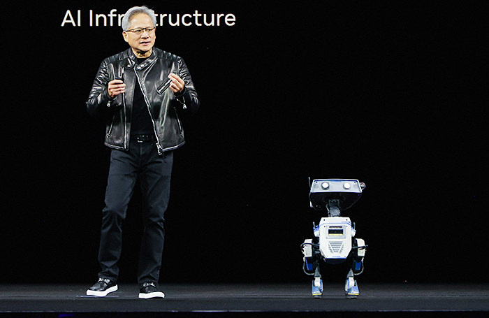    Глава Nvidia Дженсен Хуан представляет обаятельного робота Blue и ИИ-модель Groot N1.REUTERS/Brittany Hosea-Small