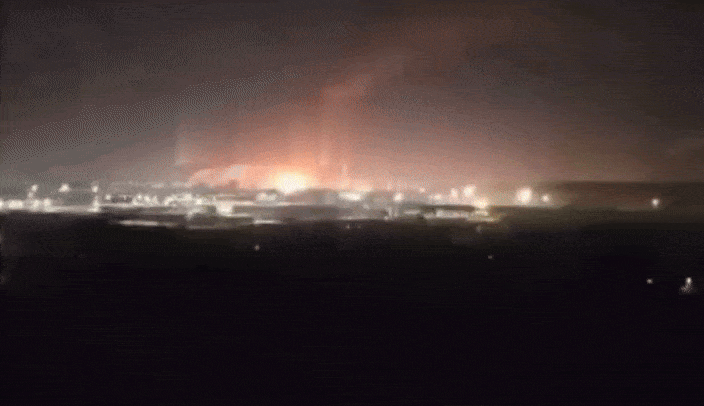    Момент взрыва на НПЗ в Уфе после удара украинского беспилотника. Источник: ТГ-канал "Военный Осведомитель"