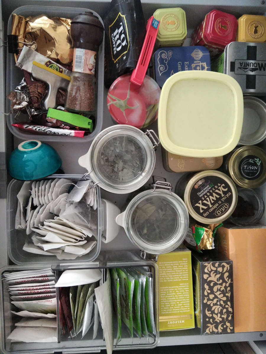 Промежуточный результат. Ранее в ящиках чай был битком навален в пакетах так, что они с трудом закрывались. 