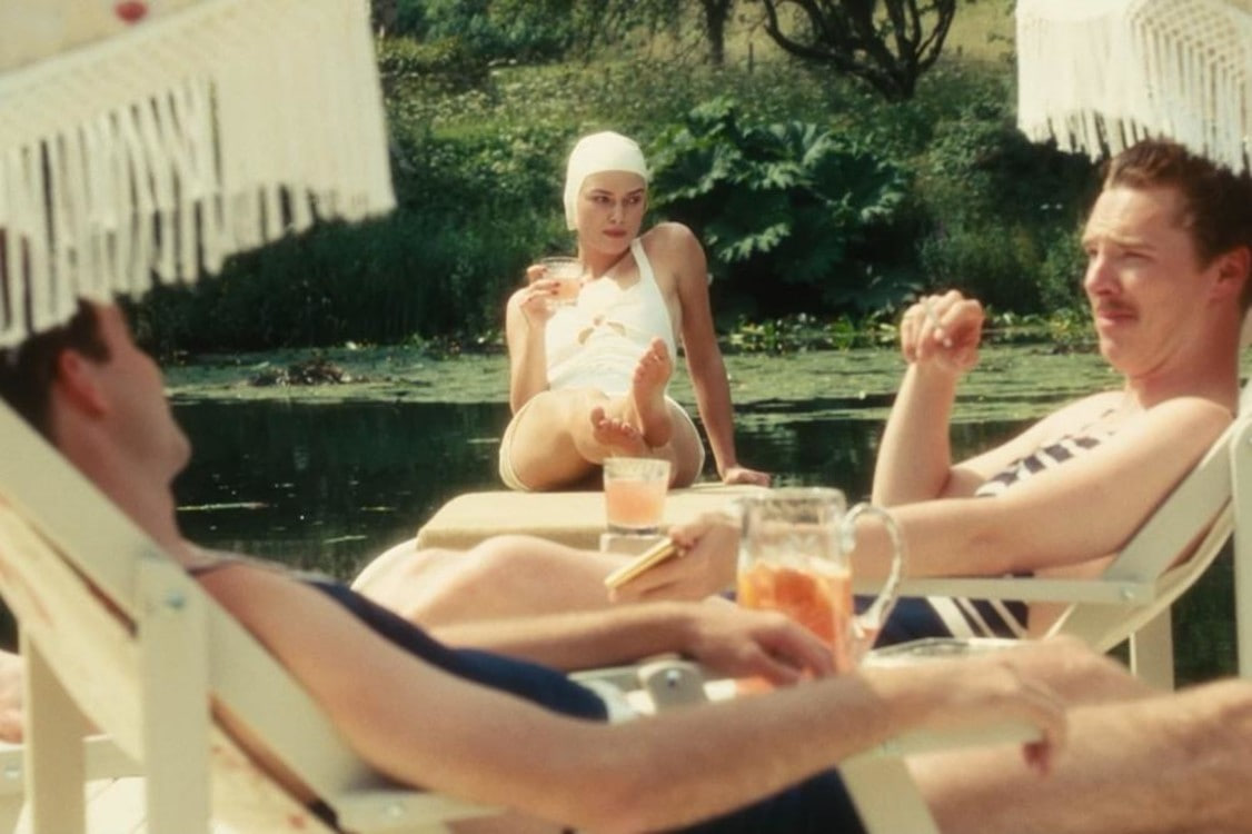 Кира Найтли в образе Сесилии и Бенедикт Кэмбербетч в образе Пола