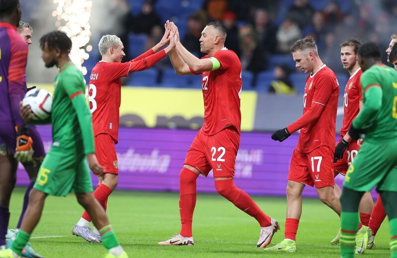    Футболисты сборной России Артем Дзюба и Алексей Батраков после третьего гола сборной России. / Источник: © СПОРТ-ЭКСПРЕСС/Александр Федоров