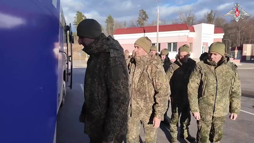 Российские военнослужащие, вернувшиеся из украинского плена в результате обмена 19 марта.📷Фото: скриншот из видео Минобороны РФ