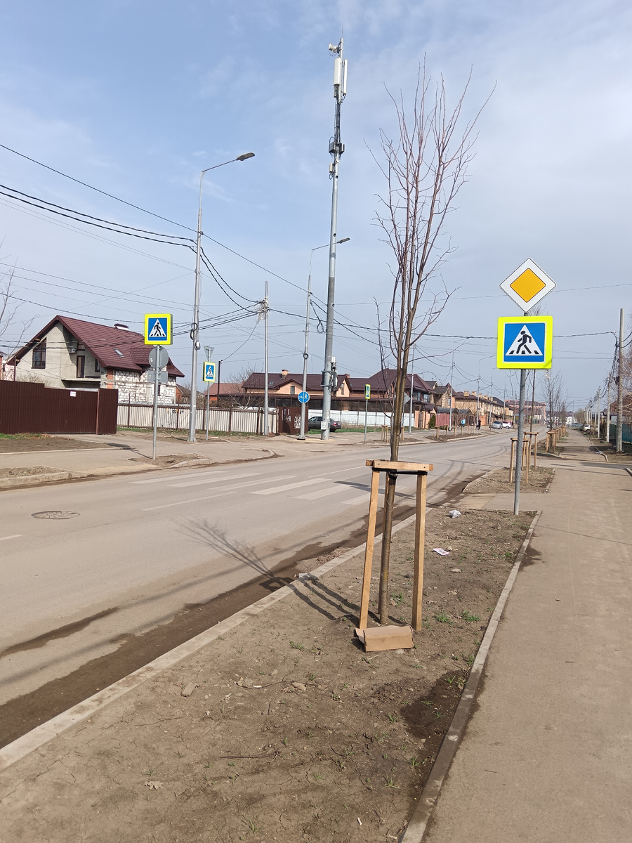 Мой посёлок Российский в Краснодаре, ровная новая дорога, а дома все коттеджи.