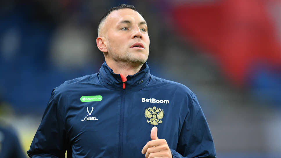 Игрок сборной России Артем Дзюба перед началом матча..📷Фото: Иван Водопьянов / Коммерсантъ