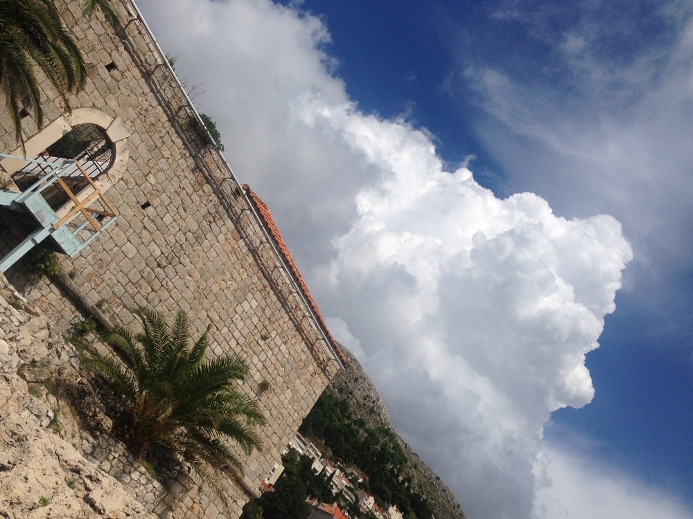 Вид на старое здание и облако-мороженое с пляжа