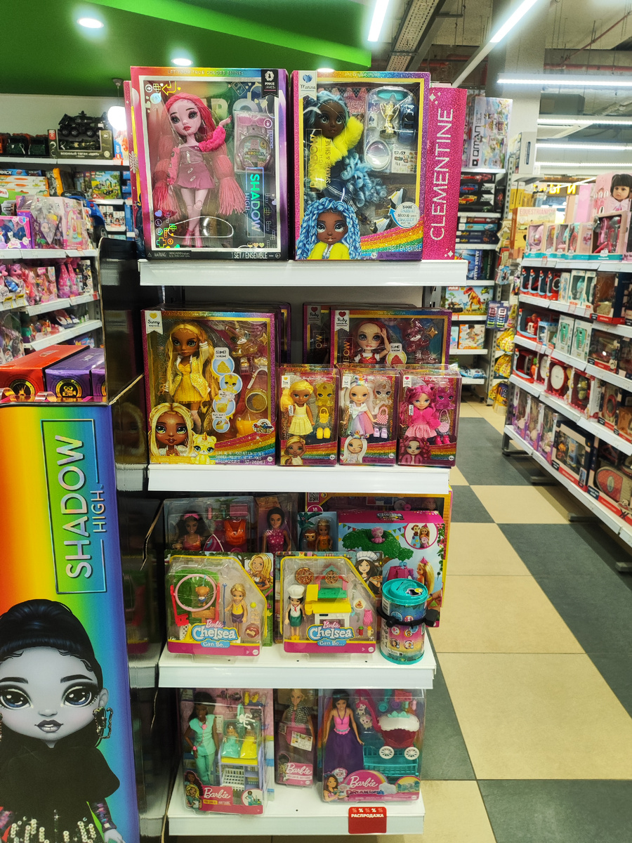 Ассортимент игрушек в магазине "ВотОнЯ", г. Санкт-Петербург. Фото автора.