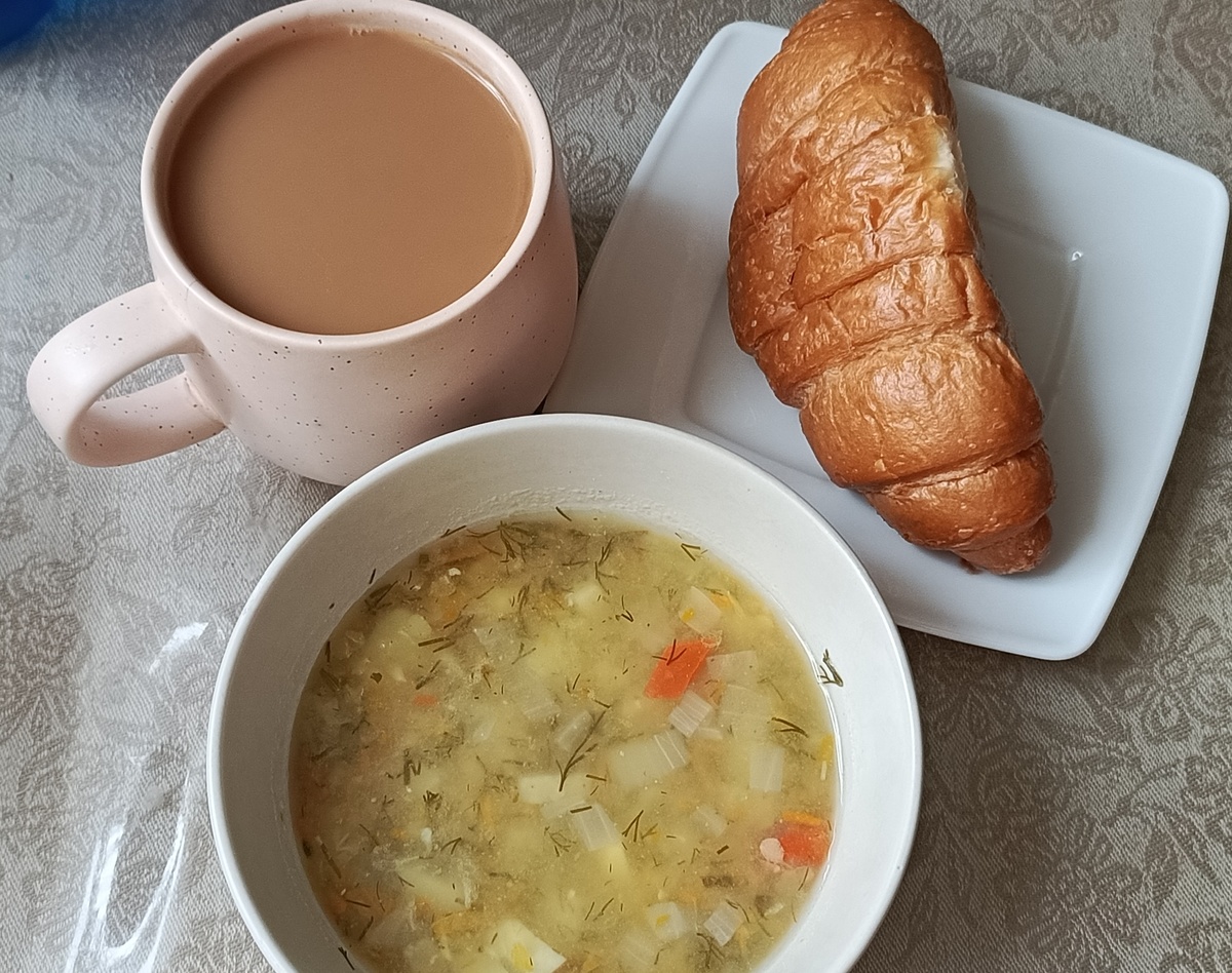 В обед чечевичный суп и кофе с кокосовым молоком и шоколадный круассан