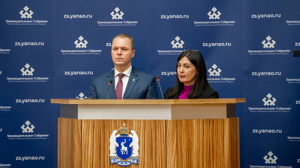Глава Приуральского района ЯНАО Иван Сакал и глава Лабытнанги Марина Трескова.📷Фото: Пресс-служба законодательного собрания ЯНАО