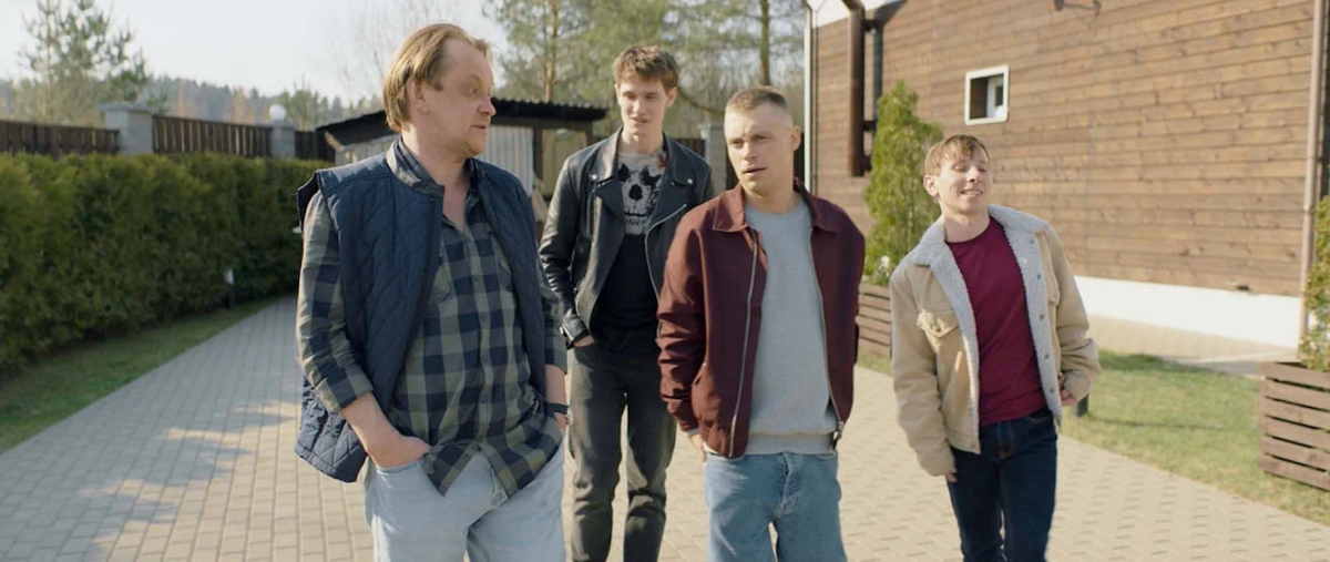 Михаил Горевой в образе Жоры, Владимир Аверьянов в образе Толи, Александр Головин в образе Саши и Александр Тарасов в образе Паши