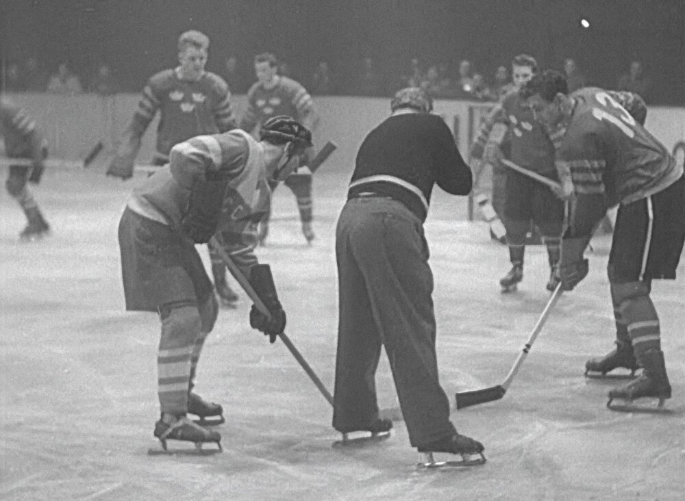  1955.02.26. Дортмунд. «Westfallenhalle». СССР - Швеция. На точке вбрасывания Евгений Бабич и Стиг Карлссон